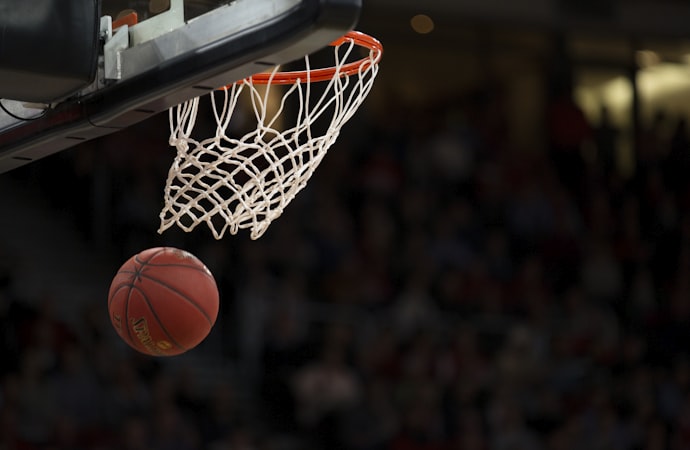 NBA总决赛第七场直播画面 - 球员飞身扣篮的瞬间